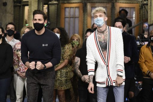 Machine Gun Kelly falls off ‘Saturday Night Live’ stage during end credits