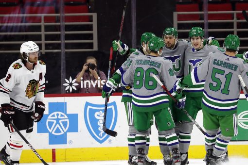 Niederreiter, Hurricanes pull away to beat Blackhawks 5-3