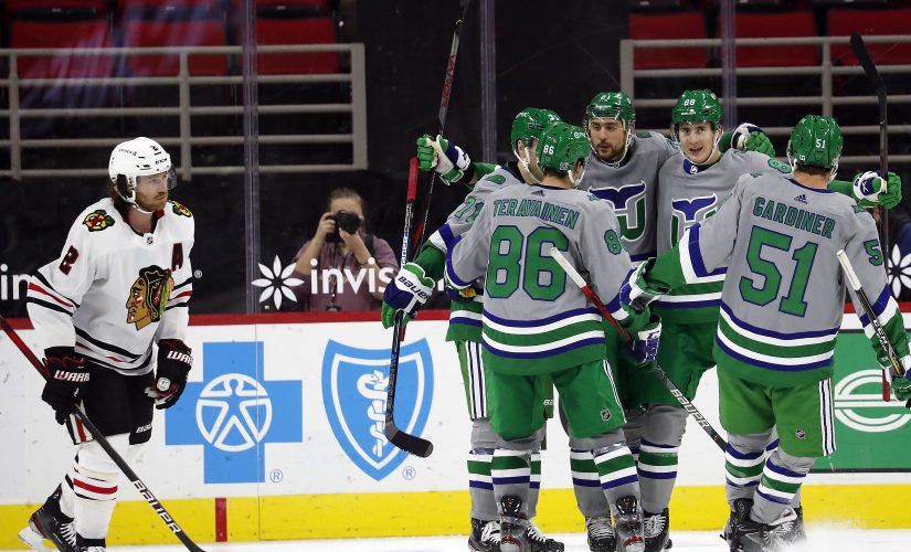 Niederreiter, Hurricanes pull away to beat Blackhawks 5-3