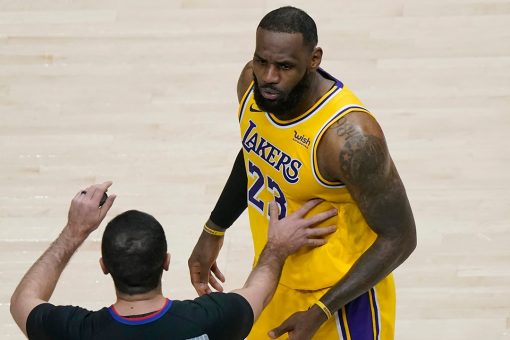 LeBron James heckled by fans during Lakers game, refs briefly stop play