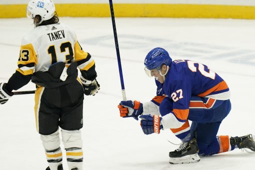 Lee scores late in 3rd, Islanders beat Penguins 4-3