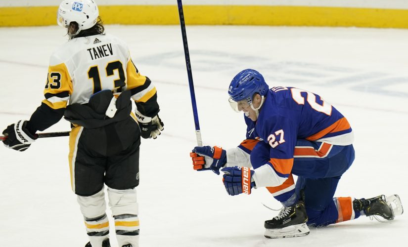 Lee scores late in 3rd, Islanders beat Penguins 4-3