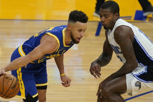 Curry goes off again with 10 3s as Warriors hold off Magic