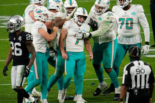 Dolphins kicker Sanders signs $22 million deal through 2026