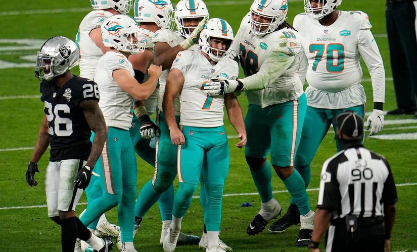 Dolphins kicker Sanders signs $22 million deal through 2026