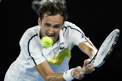 Medvedev’s streak at 20; faces Djokovic in Australian final