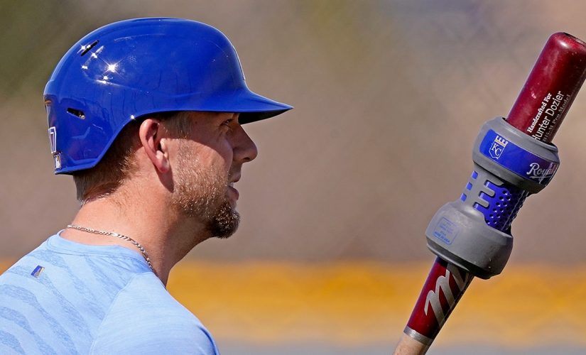 Royals, Dozier agree to $25M, 4-year deal