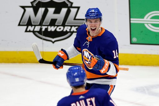 Islanders score 5 in 3rd, beat first-place Bruins 7-2