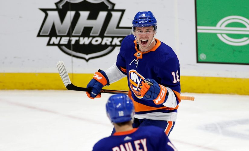 Islanders score 5 in 3rd, beat first-place Bruins 7-2