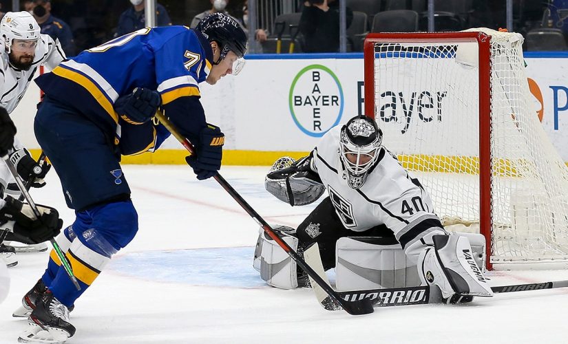Petersen helps Kings beat Blues 2-1 for 6th straight win