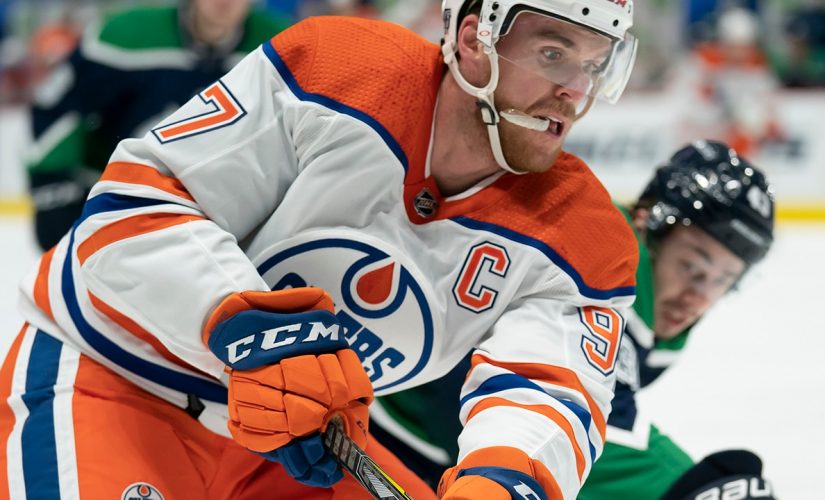 Mike Smith makes 32 saves, Oilers beat Canucks 3-0