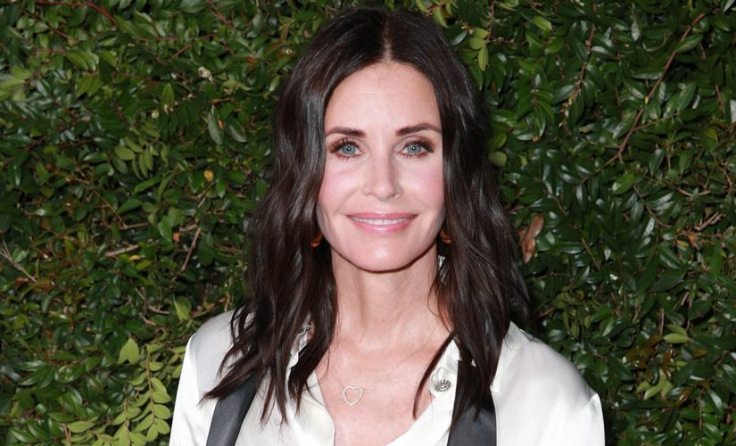 Courteney Cox performs ‘Friends’ theme song on piano: ‘How’d I do?’