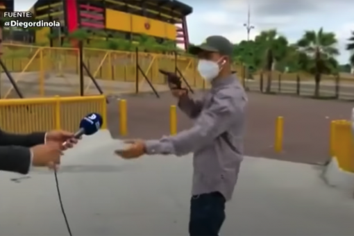 Gun-waving robber holds up TV reporter, crew while filming in Ecuador