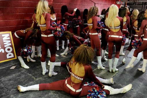 Ex-Washington cheerleaders settle claims with team: reports