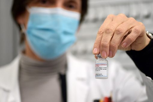 Pfizer, Moderna COVID-19 vaccines show no safety concerns during first month of rollout, CDC says