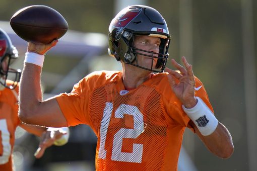 Buccaneers’ Tom Brady posts question to Twitter every NFL fan is asking