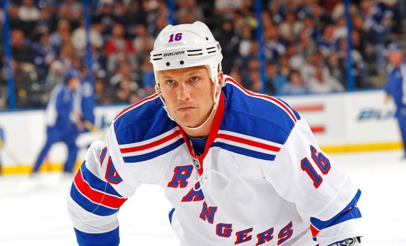 Ex-NHL star Sean Avery caught on video breaking car mirror in heated exchange with LA driver