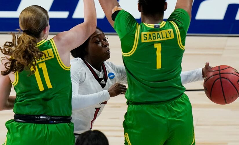 Louisville beats Oregon 60-42, heads to women’s Elite Eight