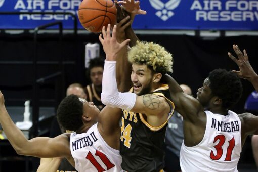 No. 19 San Diego State holds off Wyoming 69-66 in MW tourney