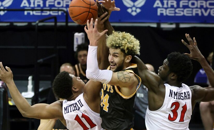 No. 19 San Diego State holds off Wyoming 69-66 in MW tourney