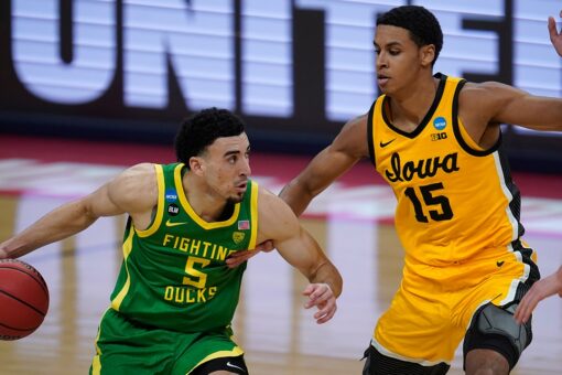 Not rusty: Oregon soars past Iowa 95-80 into Sweet 16
