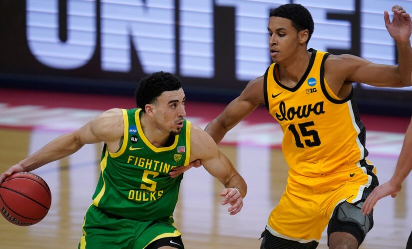 Not rusty: Oregon soars past Iowa 95-80 into Sweet 16