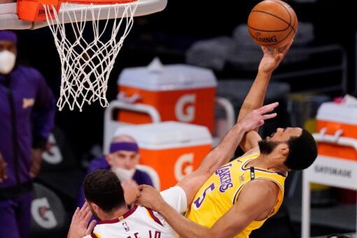 Lakers rally past Cavaliers to snap 4-game losing streak