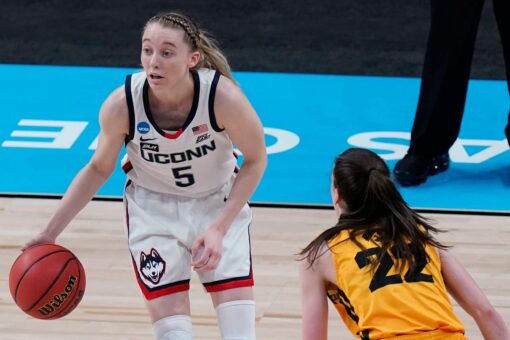 NCAA Sweet 16: Williams, Bueckers lead UConn past Iowa 92-72