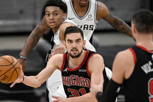 Poeltl, DeRozan lead Spurs past Bulls in Vucevic’s debut