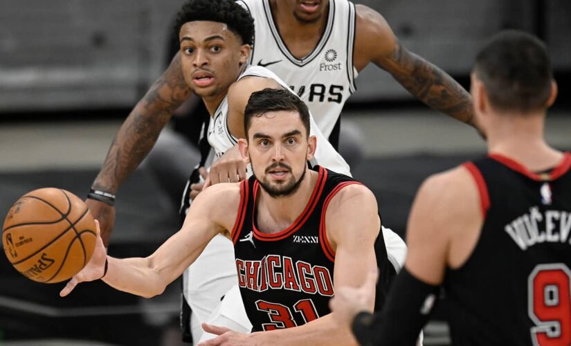 Poeltl, DeRozan lead Spurs past Bulls in Vucevic’s debut