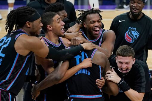 Kings beat Cavs on Barnes’ 3-pointer at the buzzer