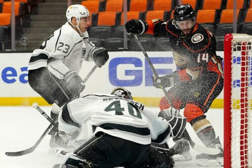 Henrique, Rakell propel Ducks to 6-5 win over Kings in OT