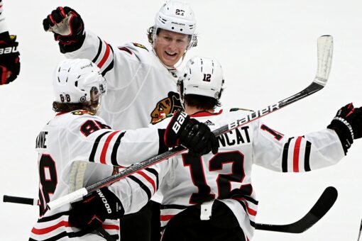 Blackhawks score on 4 of first 8 shots, beat Stars 4-2