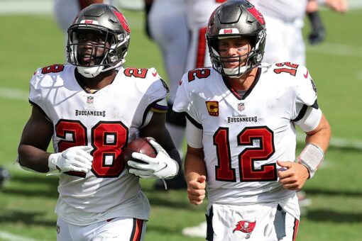 Tom Brady reacts to Bucs re-signing Leonard Fournette with hilarious tweet