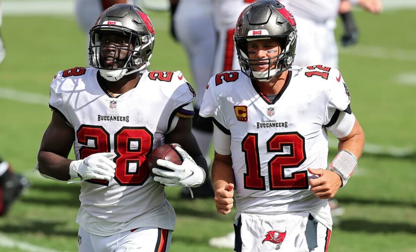 Tom Brady reacts to Bucs re-signing Leonard Fournette with hilarious tweet