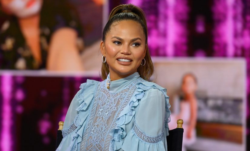 Chrissy Teigen pokes fun at viral 2015 Golden Globes moment