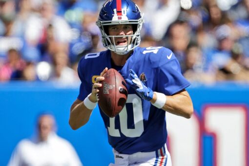 Eli Manning takes playful jab at ex-college football star Chris Simms in tweet