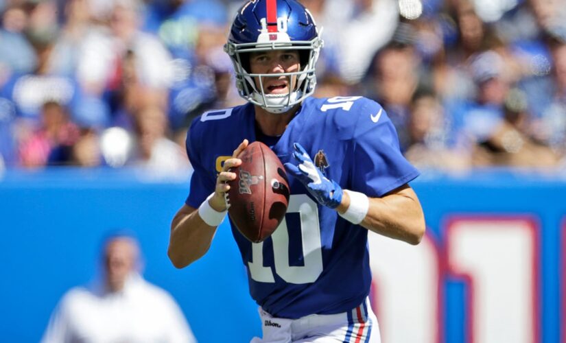 Eli Manning takes playful jab at ex-college football star Chris Simms in tweet