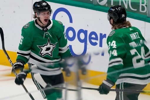 Stars score early and often to dominate Blackhawks 6-1