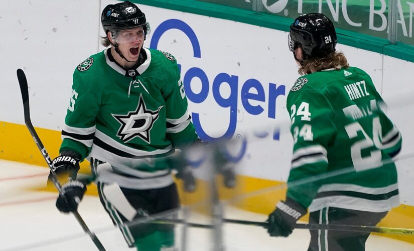 Stars score early and often to dominate Blackhawks 6-1