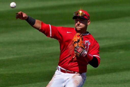 Angels’ Jose Iglesias makes ridiculous diving play in spring training game