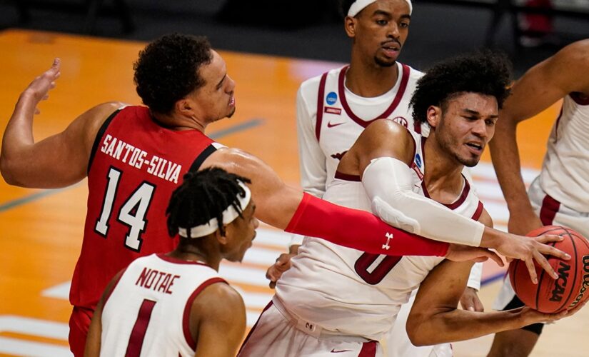 Smith, Arkansas hold off Texas Tech 68-66 in NCAA 2nd round