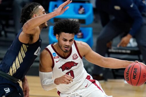 Davis’ jumper gives Arkansas 72-70 win over Oral Roberts
