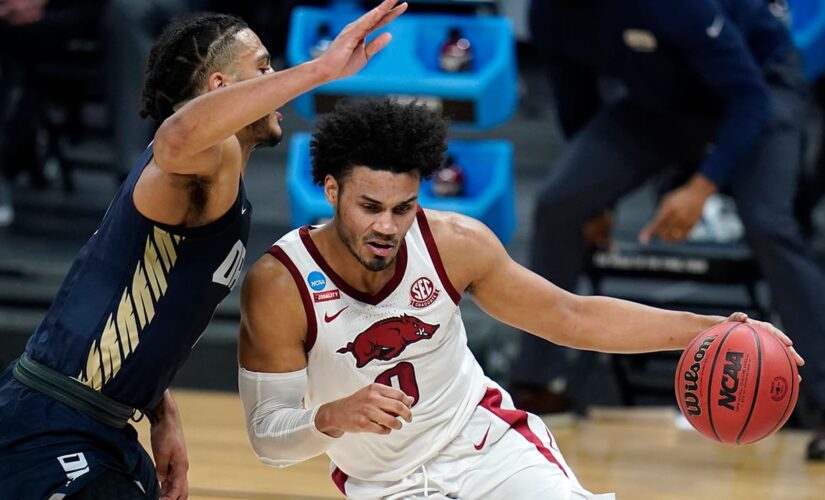 Davis’ jumper gives Arkansas 72-70 win over Oral Roberts