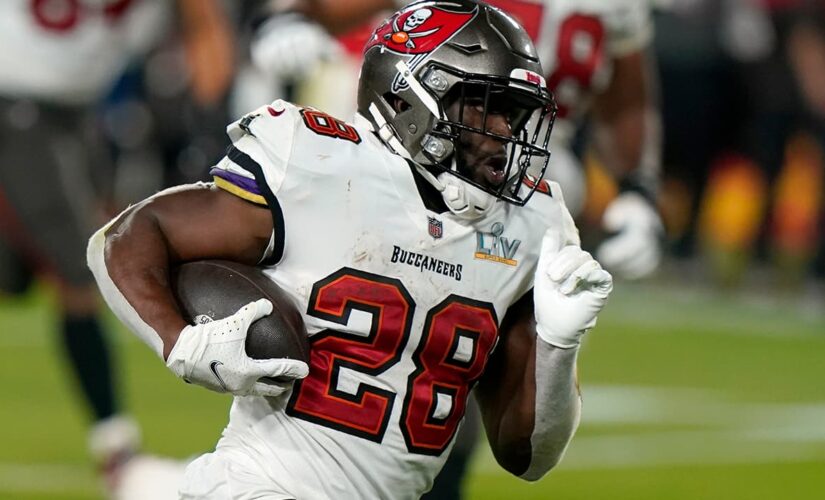 Buccaneers keep Super Bowl core team together, re-sign Leonard Fournette to one-year deal: report