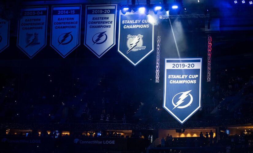 Lightning raise banner for fans, beat Predators 6-3