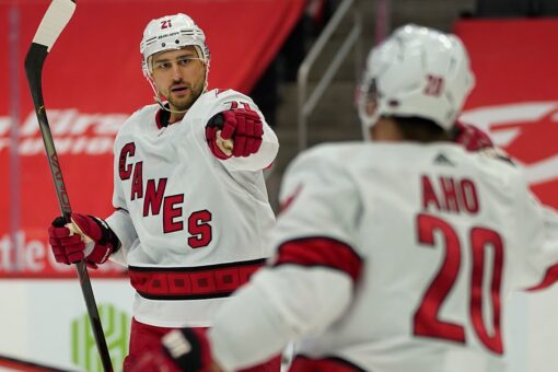 Hurricanes top Red Wings for 8th straight, take Central lead