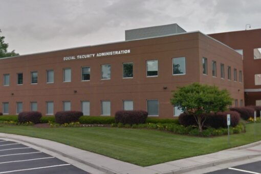 Virginia man accused of shooting guard at Social Security building dies