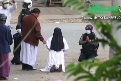 Nun kneels in front of police to stop Myanmar violence, but in vain