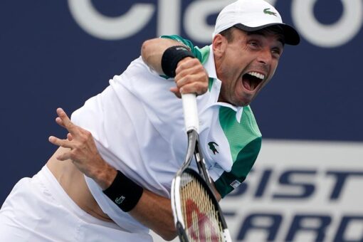 Bautista Agut survives to oust Isner in 3 sets at Miami Open